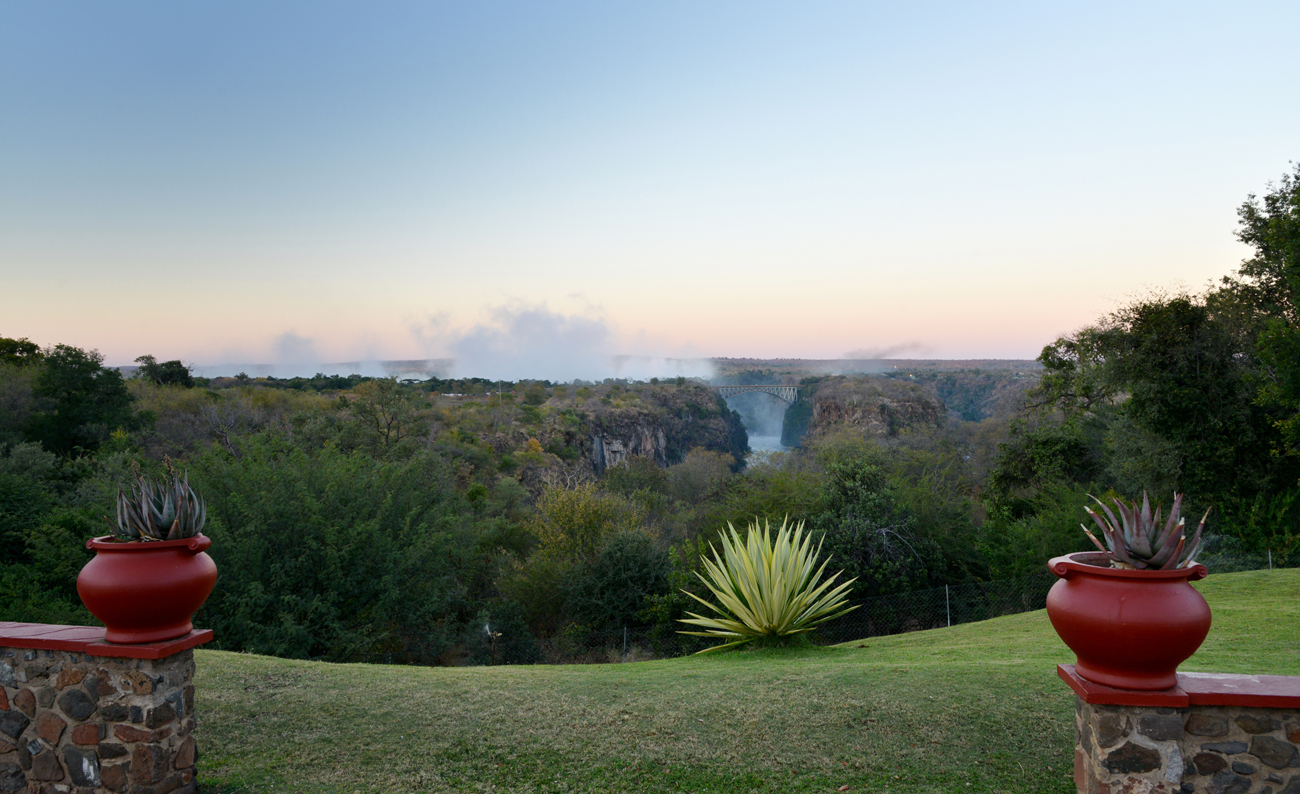 Blick auf die Victoria Fälle vom Victoria Falls Hotel