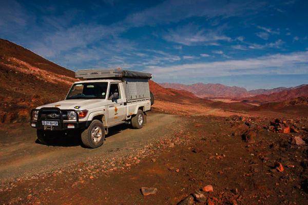 4x4 Geländewagen in Afrika auf unbefestigter Straße