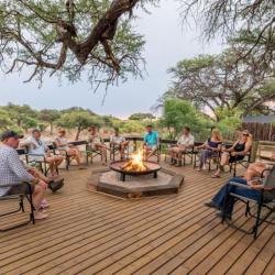Am Lagerfeuer in der Mogotlho Safari Lodge - auf Safari in der Wildnis in Botswana