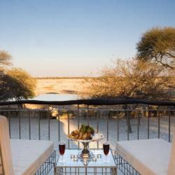 Okaukuejo Waterhole Chalet mit Blick auf das Wasserloch 