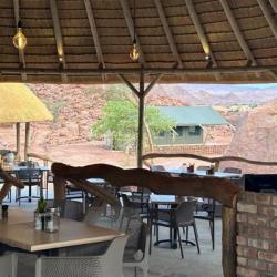 Main Area in der Ondjamba Hills Lodge